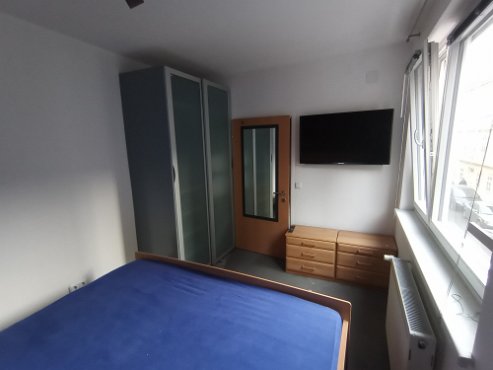 Schlafzimmer mit Smart TV ca 130cm inkl. SAT Anschluss und Internet Großer Schrank mit Schiebetüren
