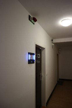 Eingangsbereich Einbruch hemmende Eingangstüre, Videoüberwacht und Alarm gesichert