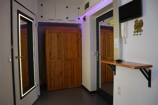 Design Türen mit Spiegel Der Spiegel zum Bad ist mit einer bewegunggesteuerter LED Umrandung ausgestattet.