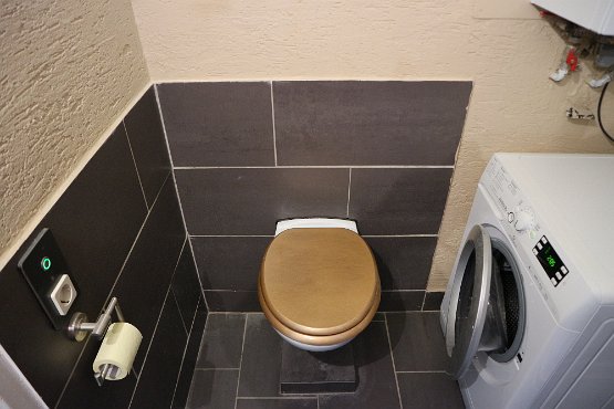 Bad / WC WC elektronisch gesteuert (Platzsparend ohne Spülkasten)